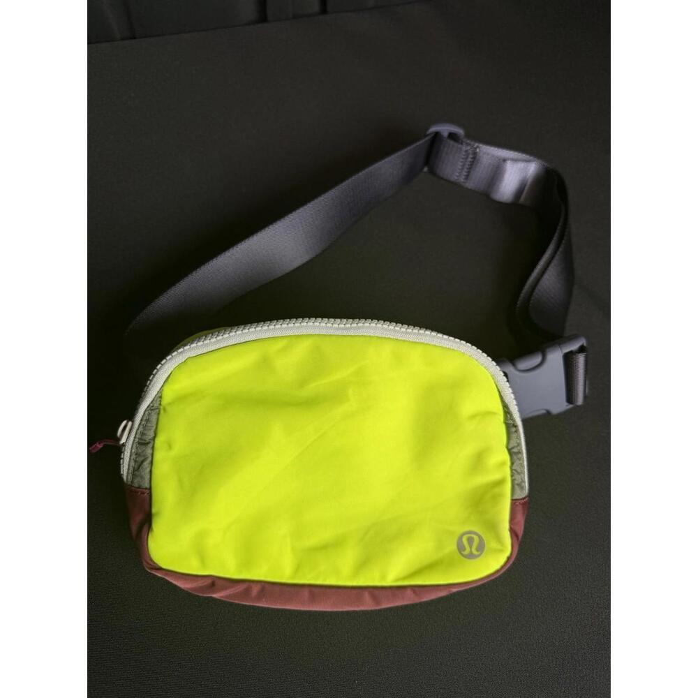 Lululemon Everywhere Women's Belt Bag - highlight Yellow, Savannah and army